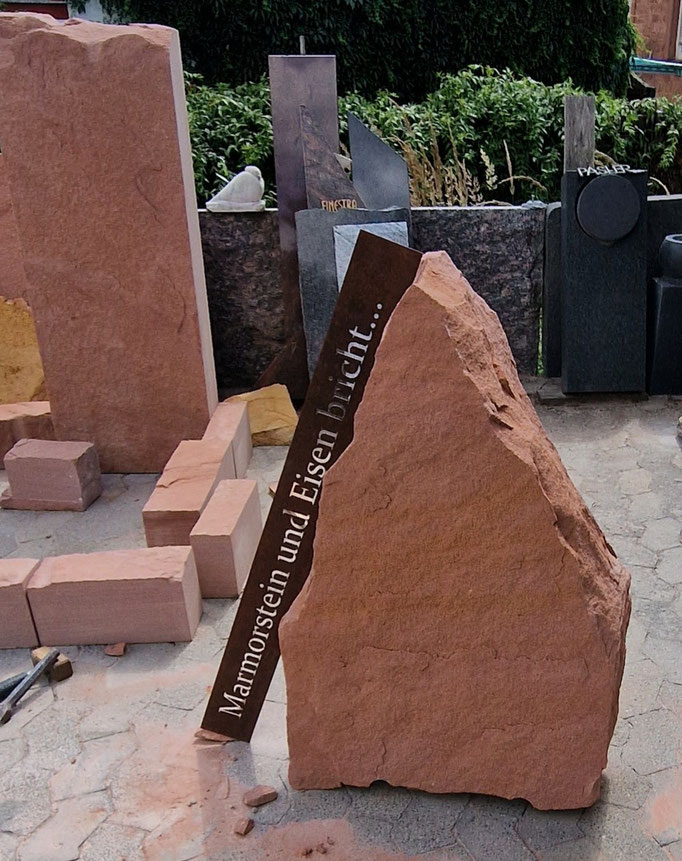 Sandsteinfelsen mit Cotenstahl mit Text