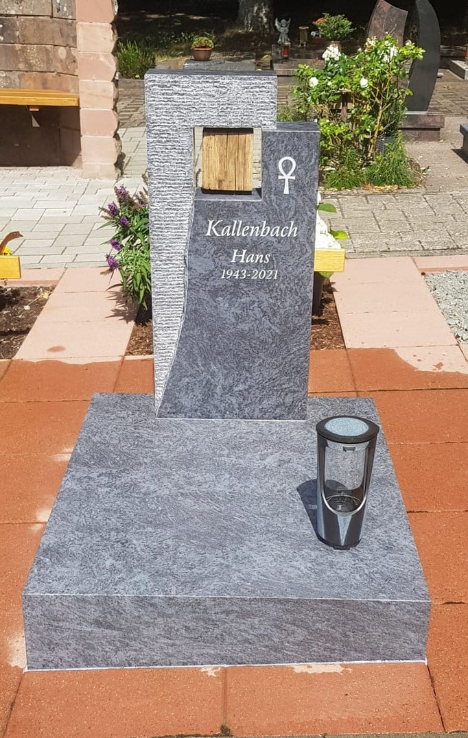 Urnengrab handwerklich mit Holz