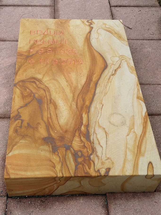 Urnengrab in Pfälzer Sandstein