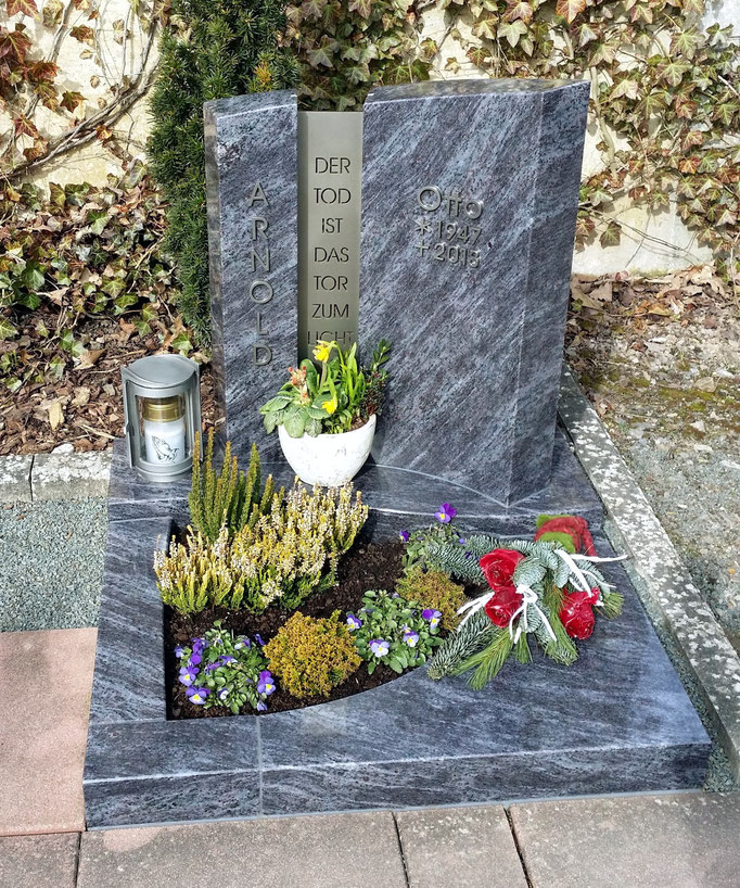 Urnengrab in Granit Orion kombiniert mit Edelstahlschriftplatte