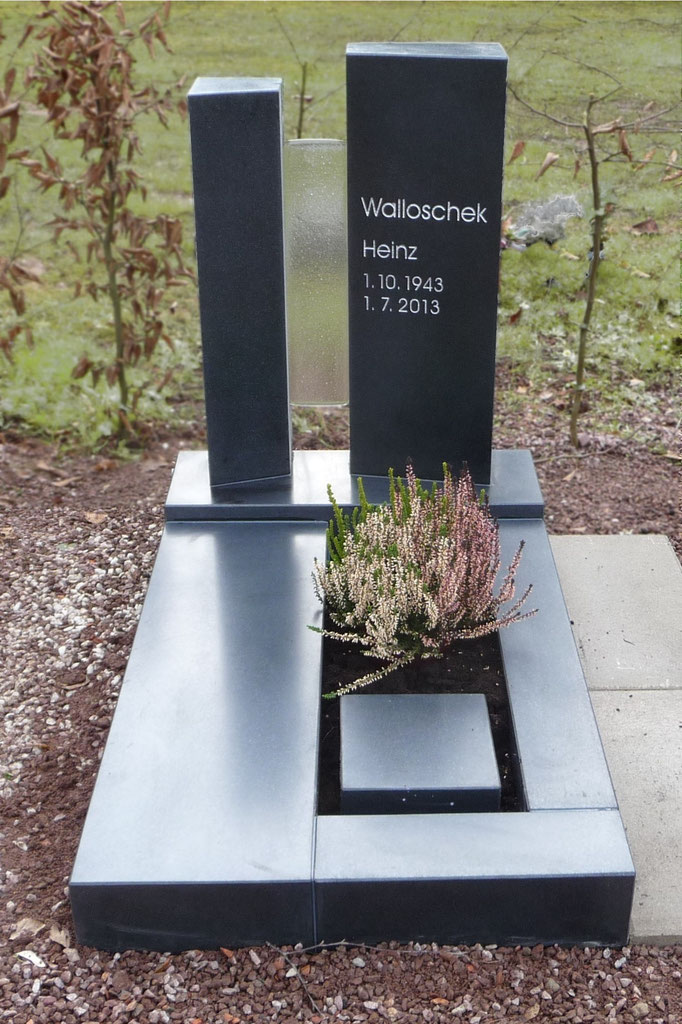 Urnengrab mit Glasscheibe 