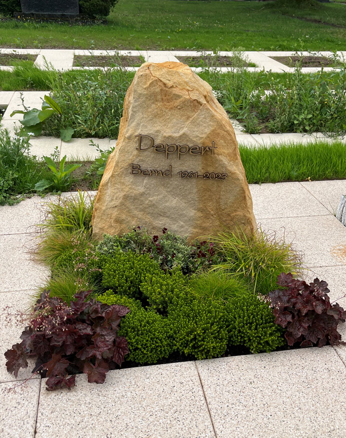 Sandsteingrabstein mit Bronzeschrift in Hermersberg