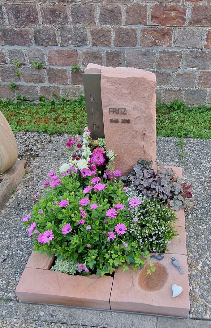 Urnengrab mit Sandstein und gesandelter Edelstahlplatte in Kottweiler-Schwanden