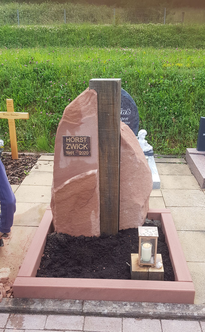 Sandsteingrabstein kombiniert mit Eichenbalken