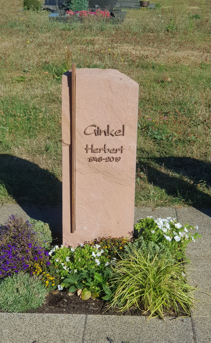 Urnengrab mit Sandstein und Cotenstahl im Hermersberg