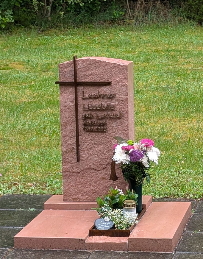  Eingelassenes Cortenstahlkreuz 