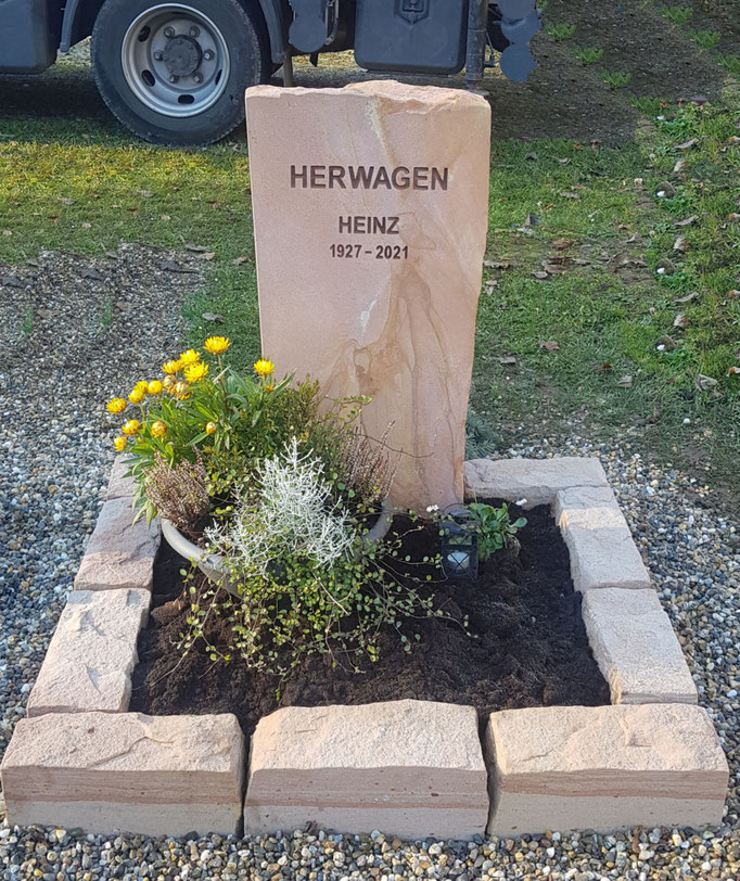 Urnengrab in Pfälzer Sandstein