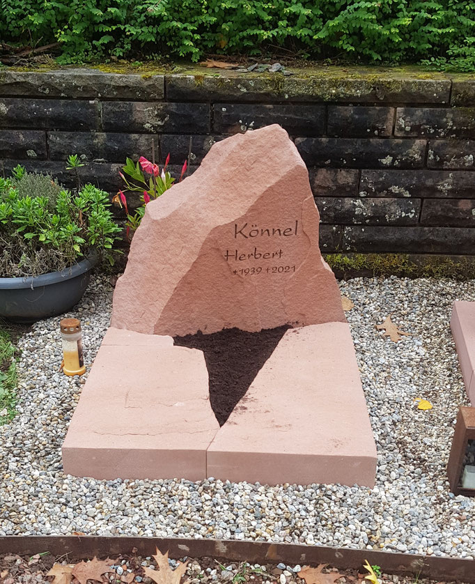 Schweinstaler Sandstein Urnengrab in Heltersberg