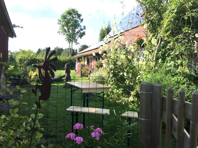 Der große Garten rund um das Ferienhaus am Wachtküppel  (Rhön)