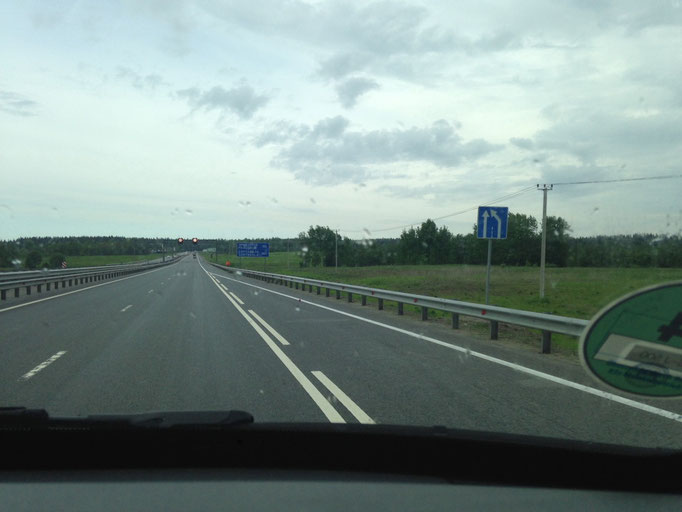 Eine tolle Landstraße gen Norden zum Ladoga-See. Quasi wie eine Autobahn bei uns.