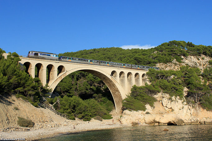 BB 67560 sur un TER reliant Marseille à Miramas via la Côte Bleu passe sur le viaduc des Eaux Sallées. Carry le Rouet, 2 Octobre 2014