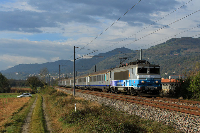 BB 22316 sur un TER Valence-Annecy via le Sillon Alpin électrifié depuis à peine un an. Vourey, Novembre 2014