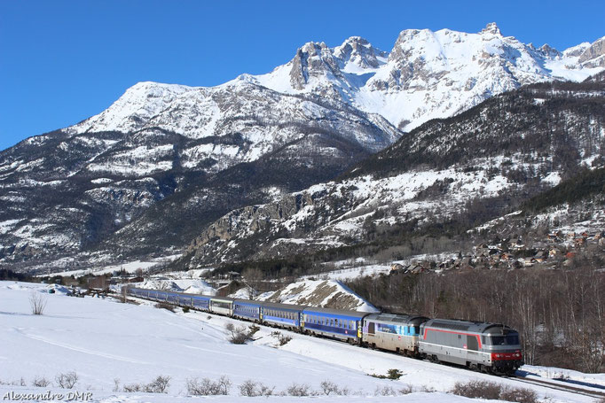 BB 67558 et BB 67621 en tête du dernier des noctambules à destination de Briançon. Villard Saint Pancrace, 22 Février 2014