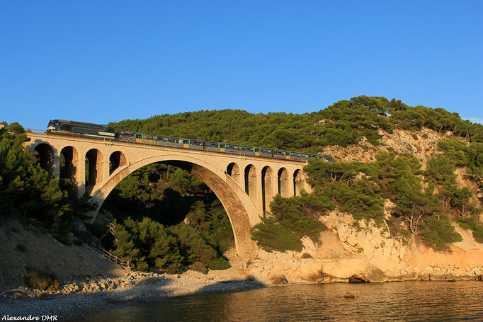 BB 67580 sur un TER reliant Marseille à Miramas via la Côte Bleu passe sur le viaduc des Eaux Sallées. Carry le Rouet, 2 Octobre 2014