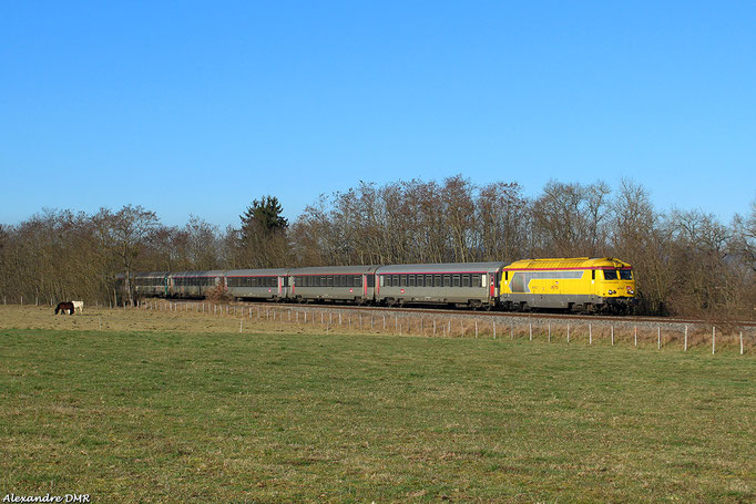 BB 67627 sur l'IC Tours-Lyon Part Dieu venu palier le manque de locomotives de Nevers. Saint Germain de Popey, 5 Janvier 2015