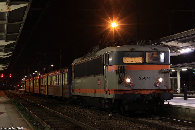 BB 25641 et sa RRR n°1 ancienne NPDC viennent d'être mises en service prêt à Repartir vers Dijon. Macon, 5 Décembre 2014