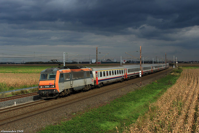 BB 26166 sur l'EC 91 reliant Bruxelles-Midi à Bâle. Mantzenheim, 20 Octobre 2014
