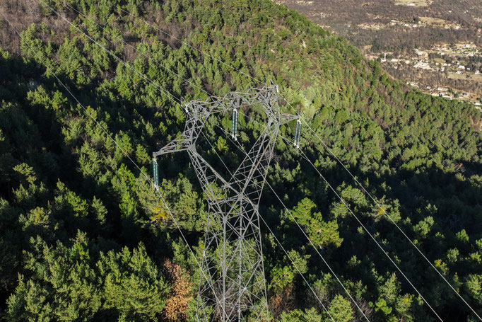 Inspection d'un pylône très haute tension - 150kV - avec le drone + zoom x28