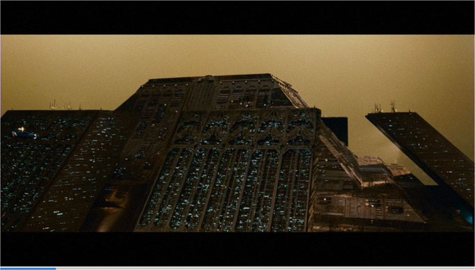 ür die damalige Zeit muss man die Visualisierung des Films als fantastisch bezeichnen, hier: die riesigen Tyrell-Zwillingspyramiden in der aufgehenden Sonne