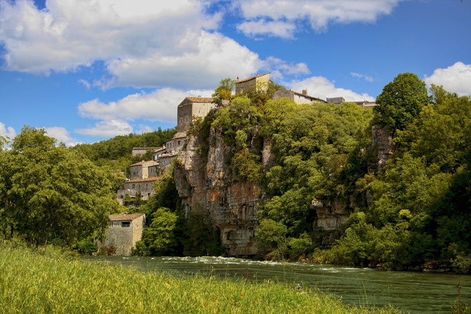 Balazuc, eins der schönsten Dörfer Frankreichs - Ardèche und Häuser an Felswand, Wald