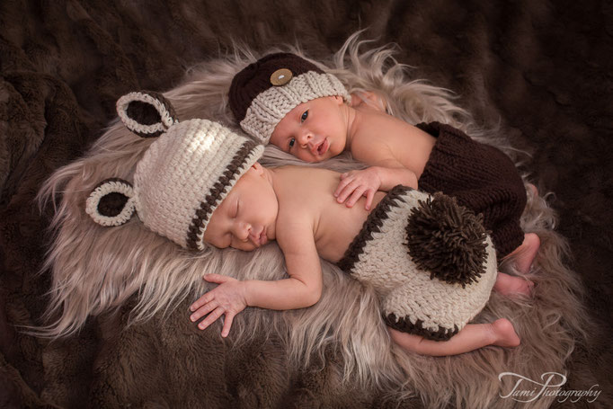 Babyfotograf mit Accessoires, Zwillinge Babyshooting, Babyfotograf, Familienfotograf