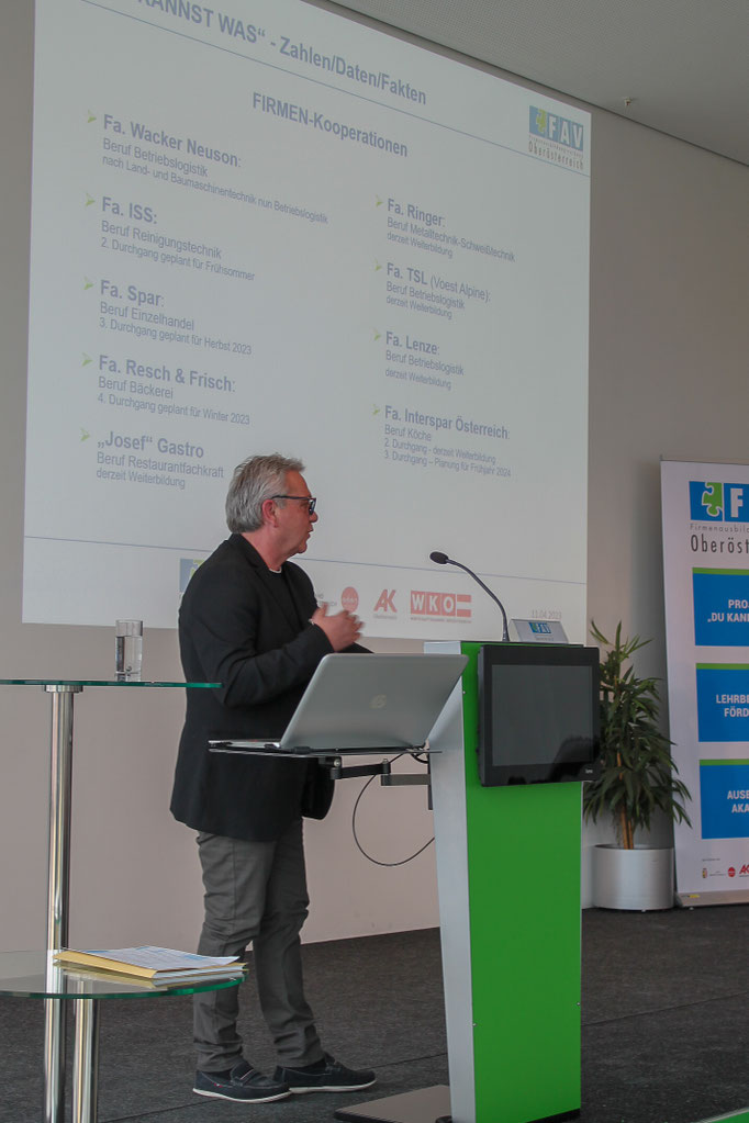 Mag. Christian Eichbauer präsentiert die Unternehmenspartner und deren Beteiligung am Projekt