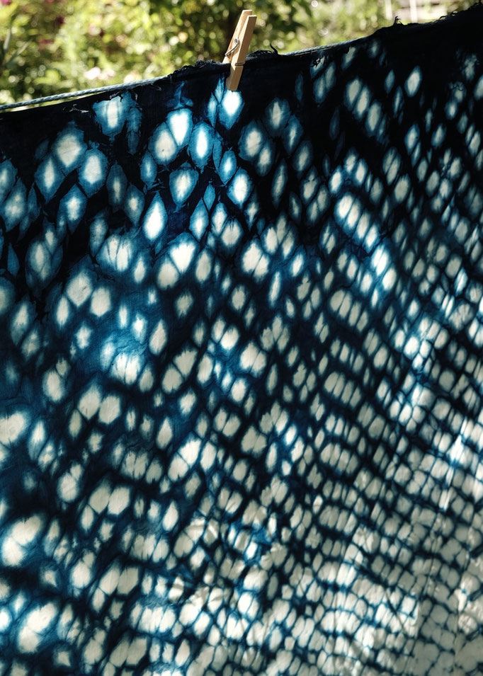 Tiefes Blau aus der Natur, in diesem Ferienkurs in Wädenswil färbst du Stoffe mit echtem Indigo von Hand.