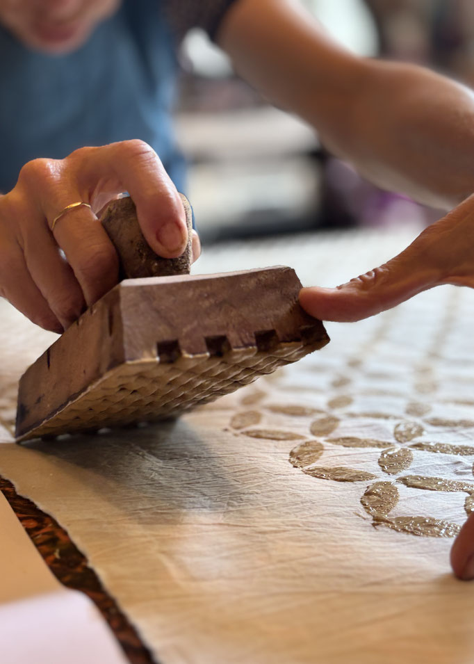 Kreative Sommerkurse im Tessin, Blockprint erleben . In der besonderen Atmosphäre von Tegna erlernst du jahrhundertealte Drucktechniken mit Indigo, Lehm und modernen Textilfarben, ein einzigartiger Kurs für alle, die Handwerk, Gestaltung und 