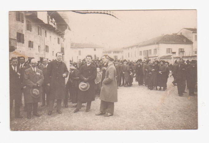  1918  Foto Piazza Dante ( in centro si riconosce la figura del Maestro Brustia )