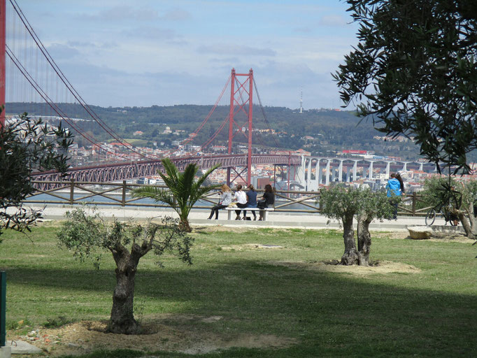 Ponte 25 de Abril,  is een hangbrug over de Taag bij Lissabon, Portugal