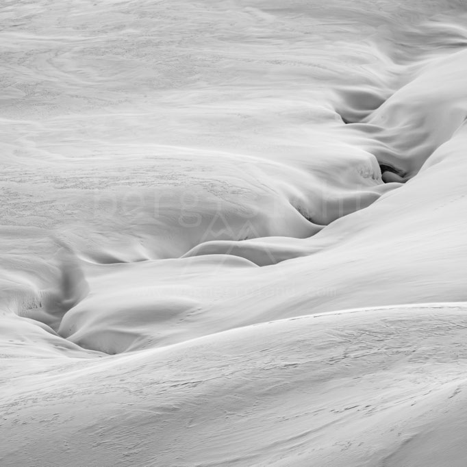 Neuschnee formt die Landschaft weich, ein wenig Wind zaubert feine Strukturen in den Schnee - Pflerschtal, Südtirol