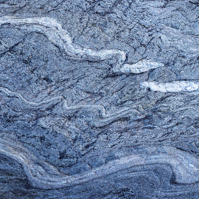 Quarzadern "schlängeln" sich durch den Fels, Ausschnitt real ca. 30x30cm - Pflerschtal, Südtirol