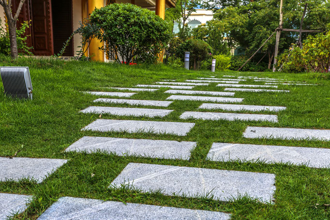 Gartengestaltung Terrassenbau Zaunbau Rollrasenverlegung Gartenpflege Heckenschnitt Baumpflege Baumfällung LüneGrün