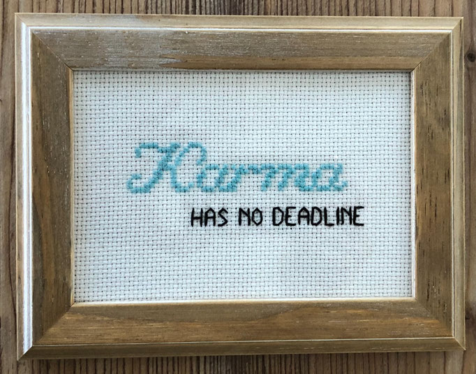 Stickbild mit Spruch im Holzrahmen hinter Glas - Schrift in schwarz und türkis - Karma has no deadline - Statement-Stickerei - Stickspruch