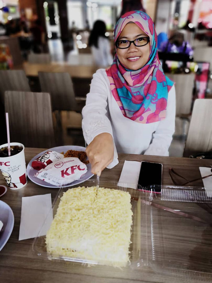 Pn. Faizah Ma'arof gembira dalam duka, memotong kek simbolik "salam perpisahan".