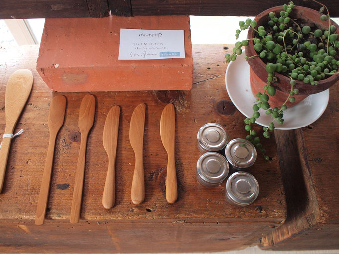 タイとインドから、職人さんが一つ一つ作っている木製キッチンスツール。