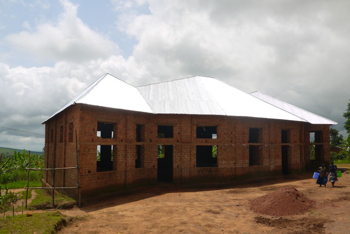 Die neue Kirche in Mlangala ist vom Bishoff Sadock Makaya als neuer Sprengel für die Region eingeweiht worden und hat einen neuen Pastor bekommen.