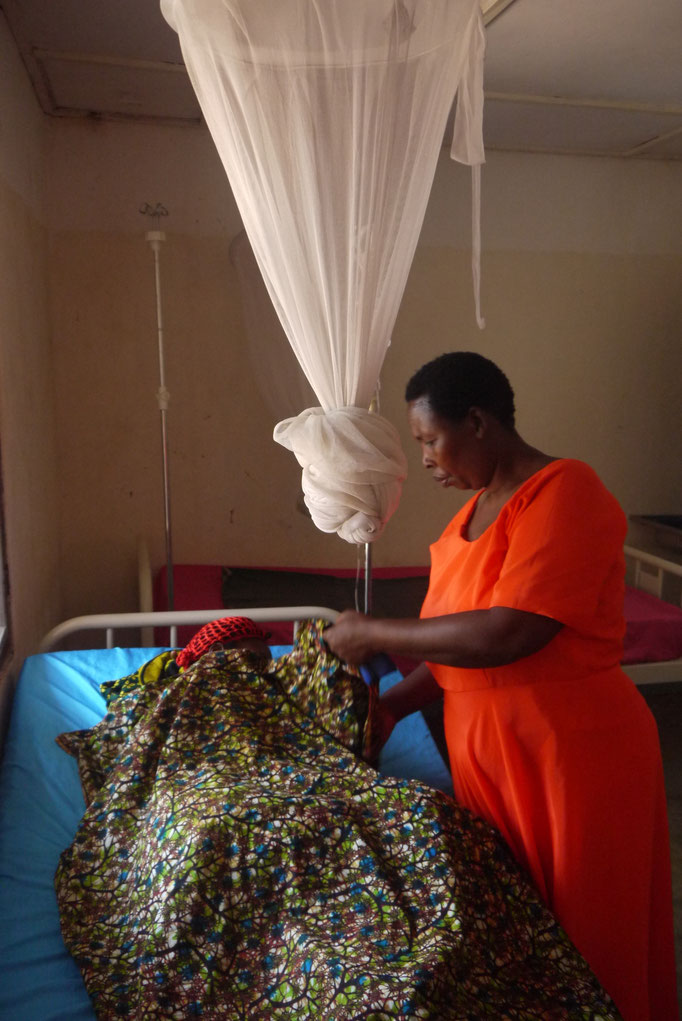 eine schwangere Frau mit Malaria bekommt eine Infusion