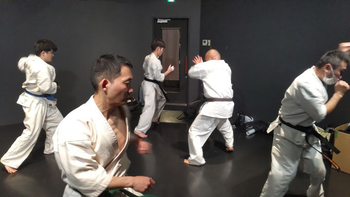 パンチと肘のコンビネーションの練習