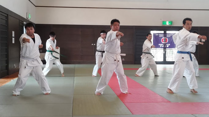 一般部の突きの審査の模様