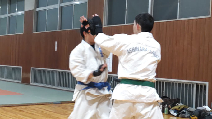相手の出鼻に、掌底をいれているところ