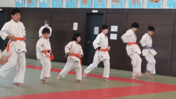 小学生の蹴りの審査