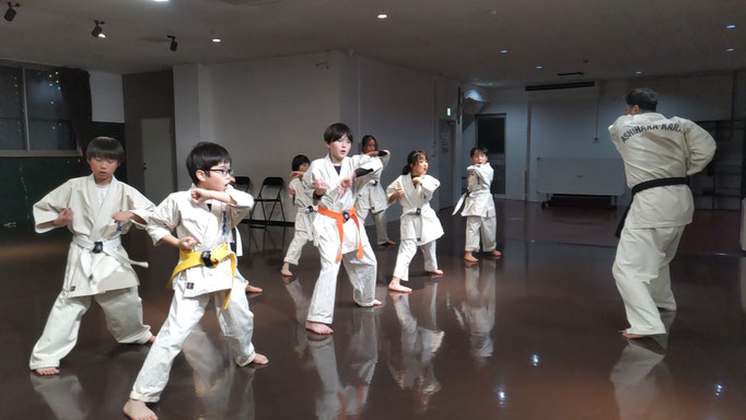 小学生が肘打ちの基本練習をしているところ