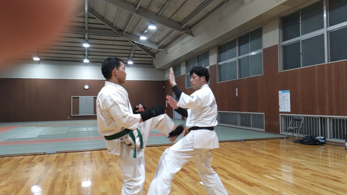回し蹴りを間合いを詰めて崩しているところ
