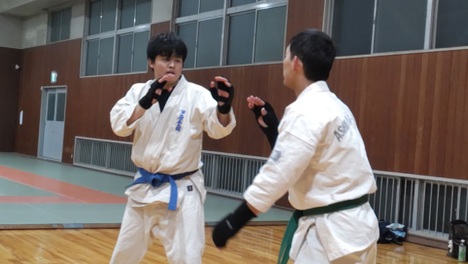 お互いに構えているところ