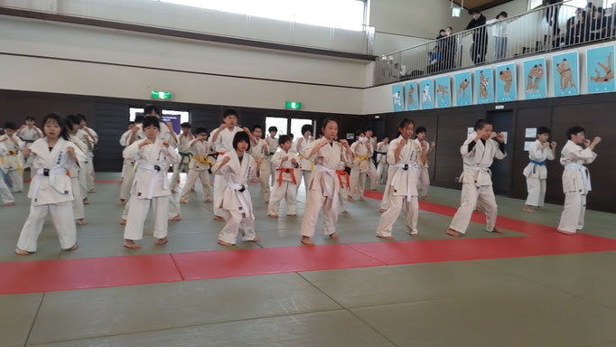 小学生の突きの審査