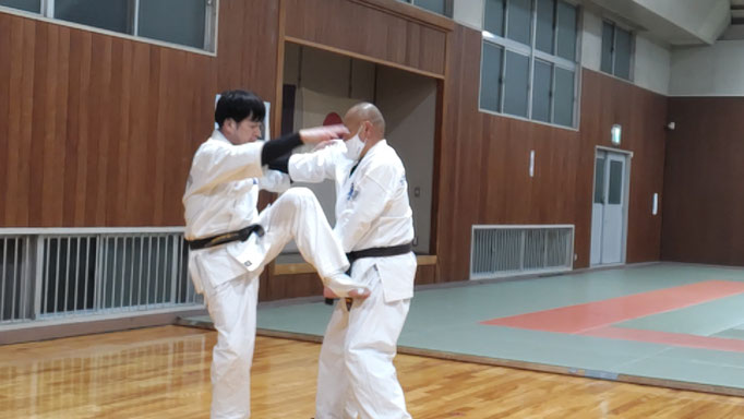 前蹴りを下段払いて崩しているところ