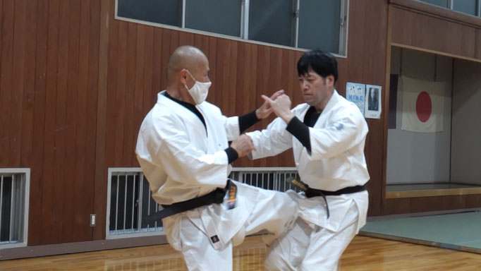 左足の回し蹴りに対して右手で崩しているところ