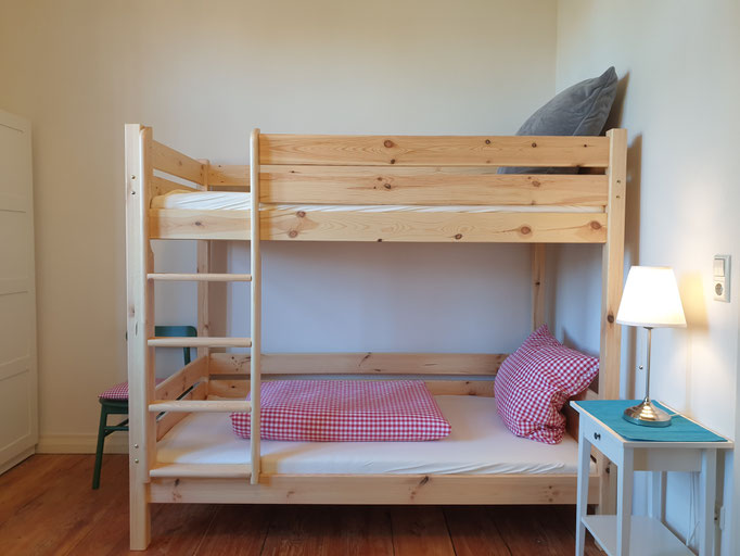3-er Zimmer rechts, 1Einzelbett, 1Erwachsenen-Stockbett (100/200cm)