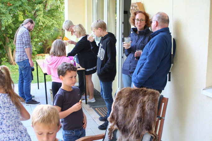 Auf der Terasse vor dem Pfarrgarten gab es einen kleinen Imbiss und Getränke.